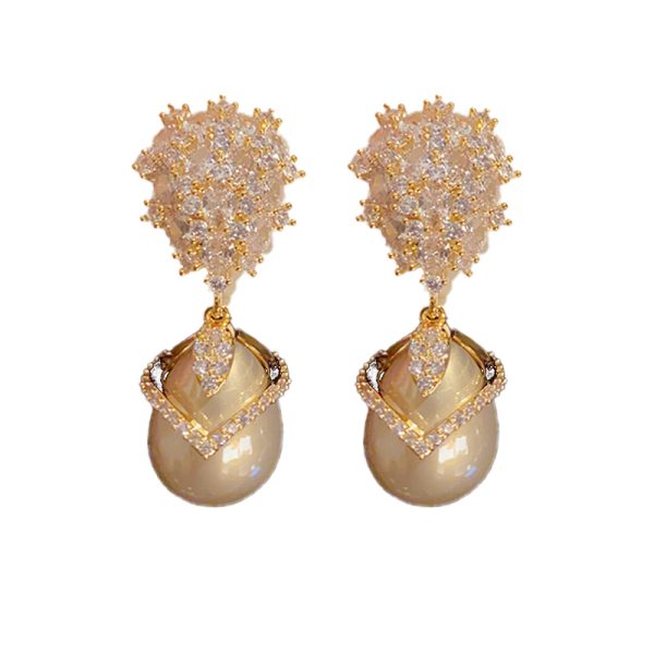 French champagne earrings show a lady's retro style. - Image 6