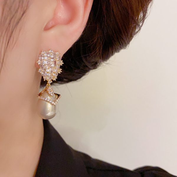 French champagne earrings show a lady's retro style. - Image 3