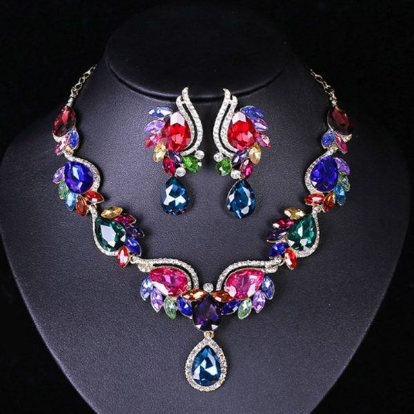 Brilliant gemstone set boosts bridal dress charm. - Image 4