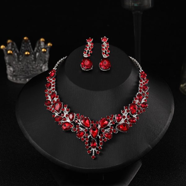 Dazzling necklaces and earrings are essential for weddings. - Image 7