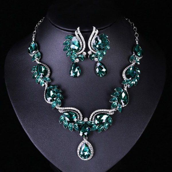 Brilliant gemstone set boosts bridal dress charm. - Image 8
