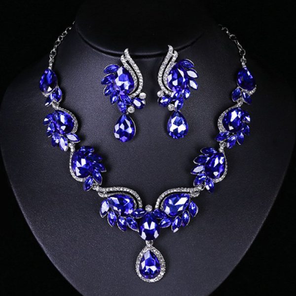 Brilliant gemstone set boosts bridal dress charm. - Image 2