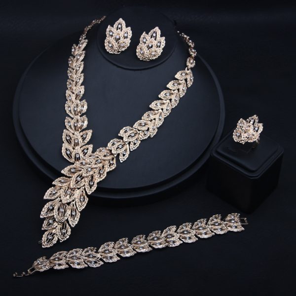 Collarbone secret: Exaggerated feather-diamond necklace set.