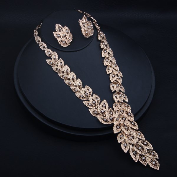 Collarbone secret: Exaggerated feather-diamond necklace set. - Image 5