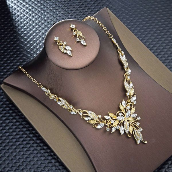 Dazzling Korean-style accessories brighten the wedding dress. - Image 4