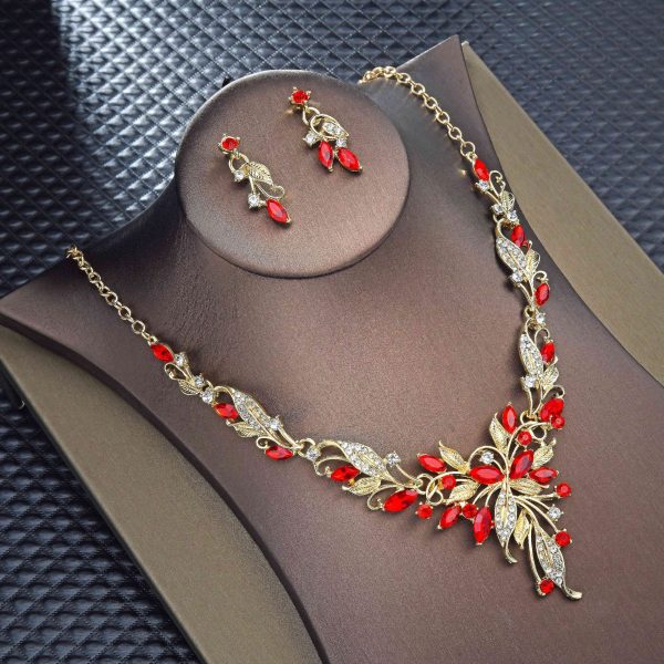 Dazzling Korean-style accessories brighten the wedding dress. - Image 3