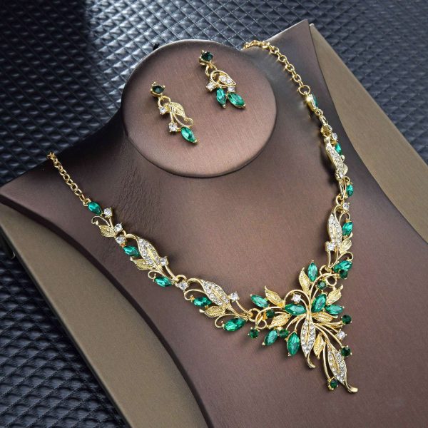 Dazzling Korean-style accessories brighten the wedding dress. - Image 2