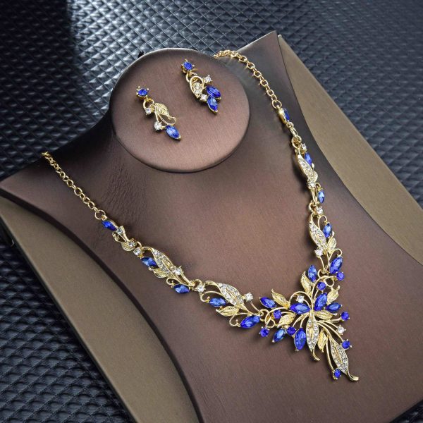 Dazzling Korean-style accessories brighten the wedding dress.