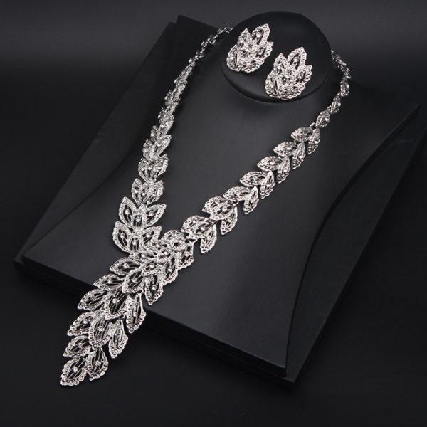 Collarbone secret: Exaggerated feather-diamond necklace set. - Image 3