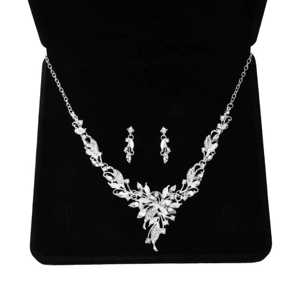 Dazzling Korean-style accessories brighten the wedding dress. - Image 5