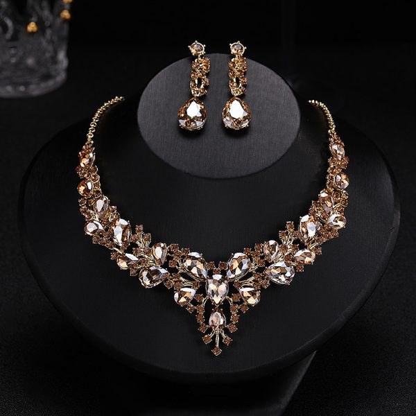 Dazzling necklaces and earrings are essential for weddings. - Image 3