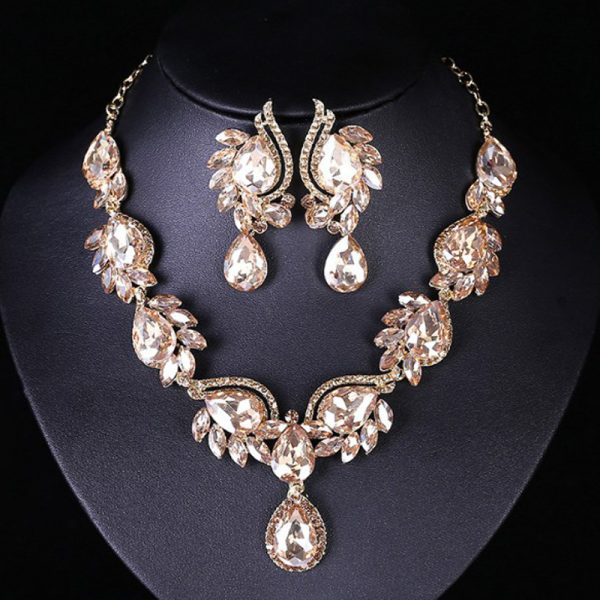 Brilliant gemstone set boosts bridal dress charm. - Image 3